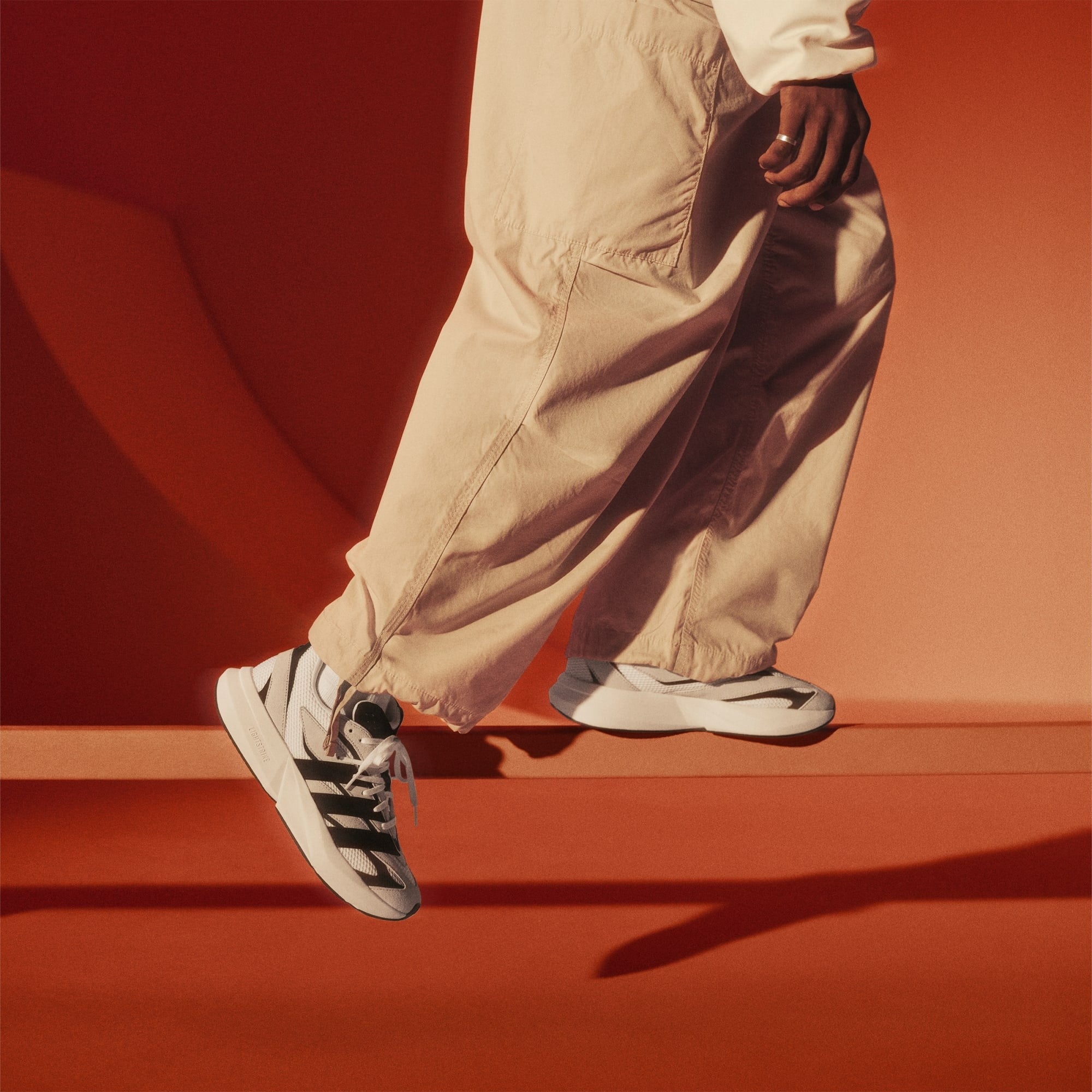 Cargar vídeo: ADIDAS LIGHTBLAZE